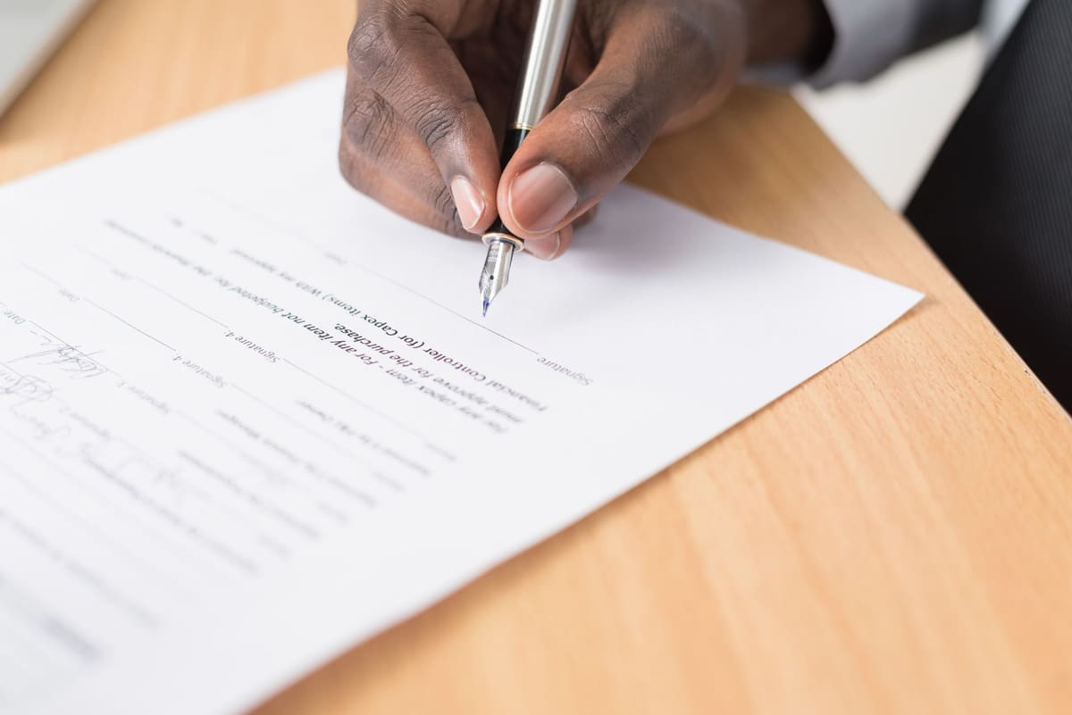 signature d'un bail avec attestation assurance habitation locataire posée sur la table