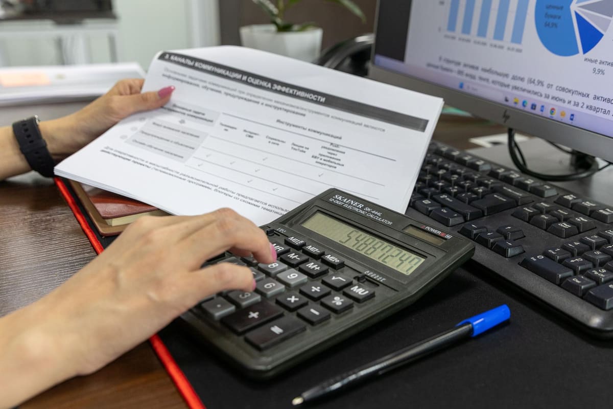 Comparatif de taux crédit immobilier fixe et variable posé sur une table de travail