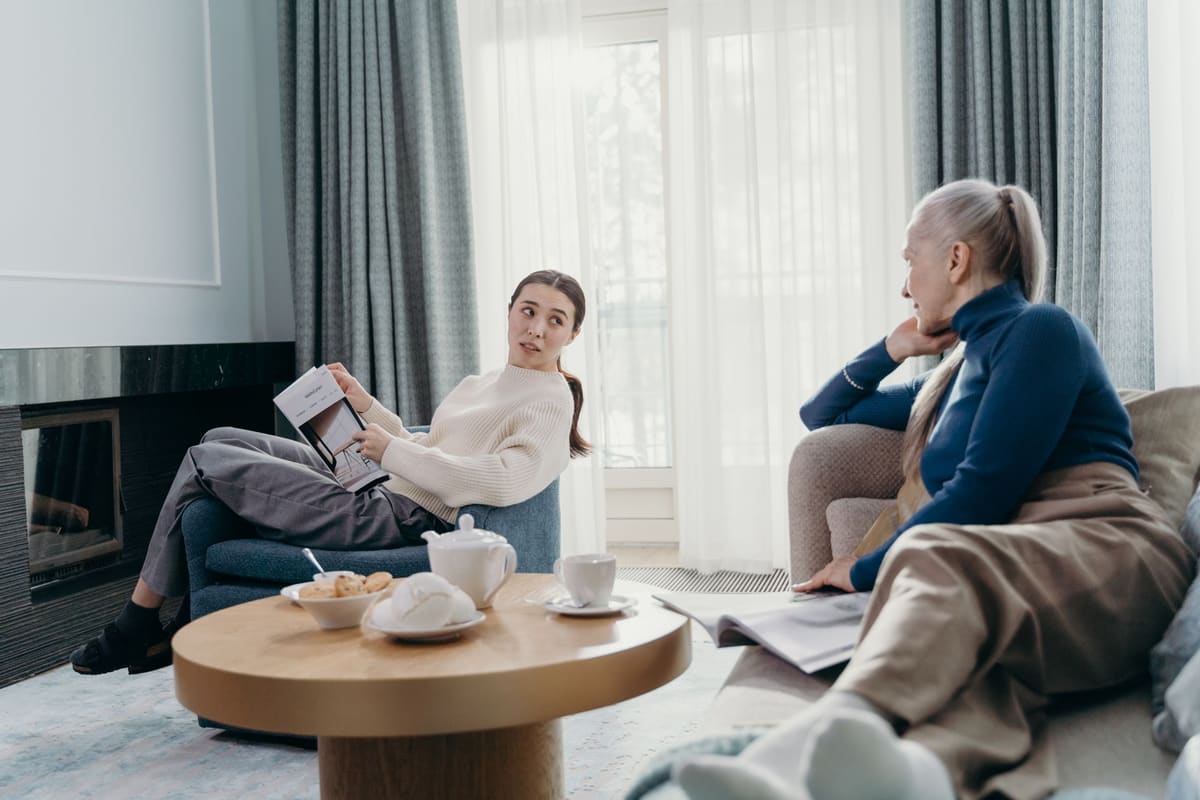 Trois générations d'une famille discutant de la transmission d'une SCI familiale