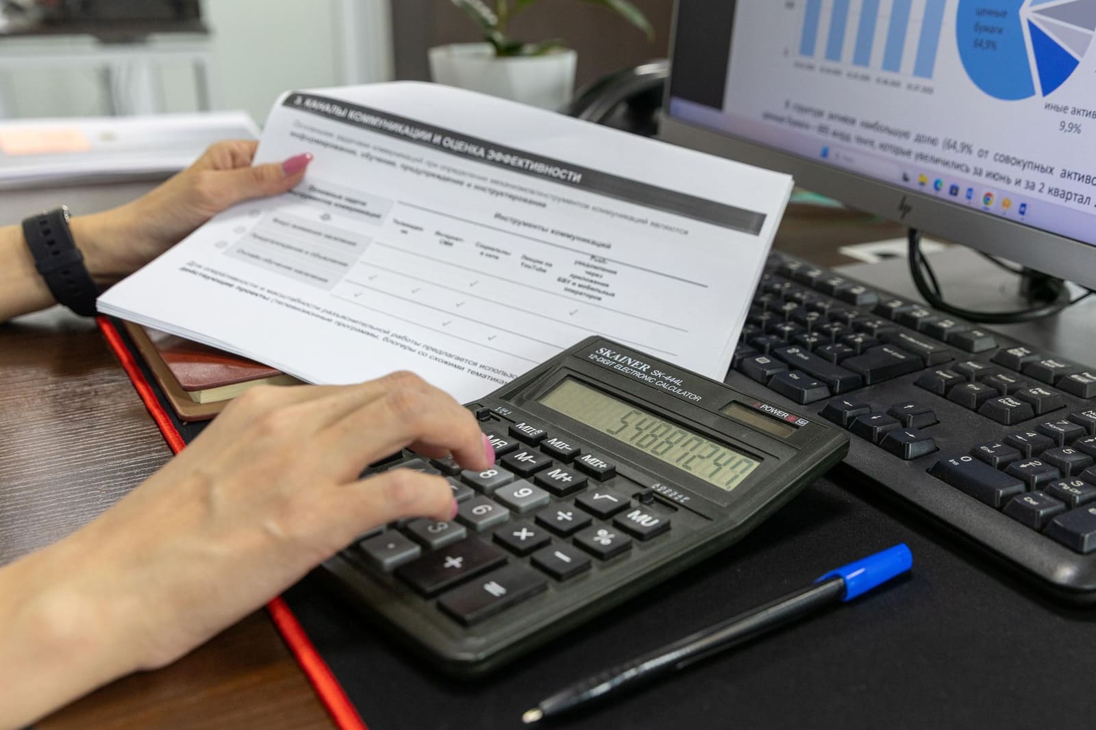 Calcul de la rentabilité locative sur une table avec plans et calculatrice