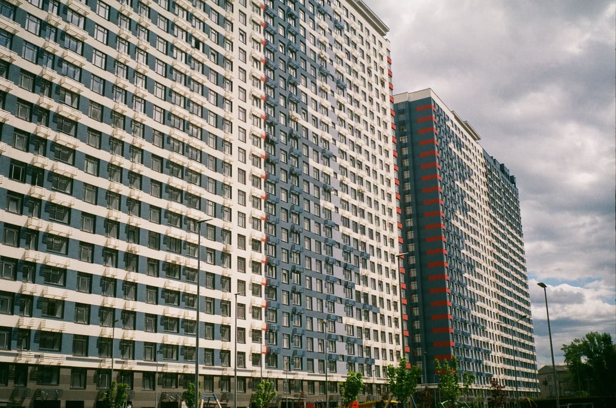 Immeuble d'habitation en ville symbolisant un investissement en rentabilité locative