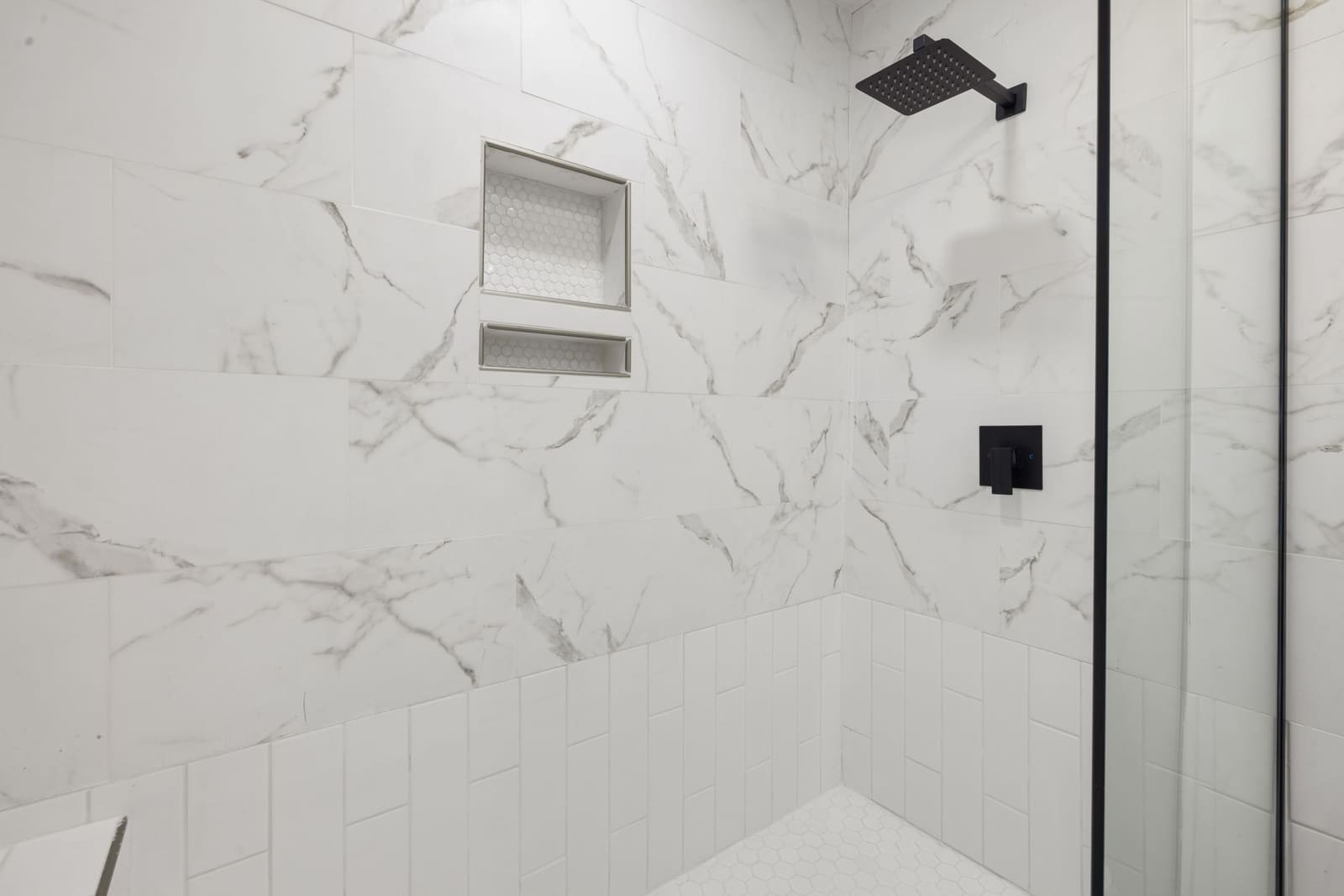Rénovation salle de bain moderne avec douche à l'italienne et carrelage grand format