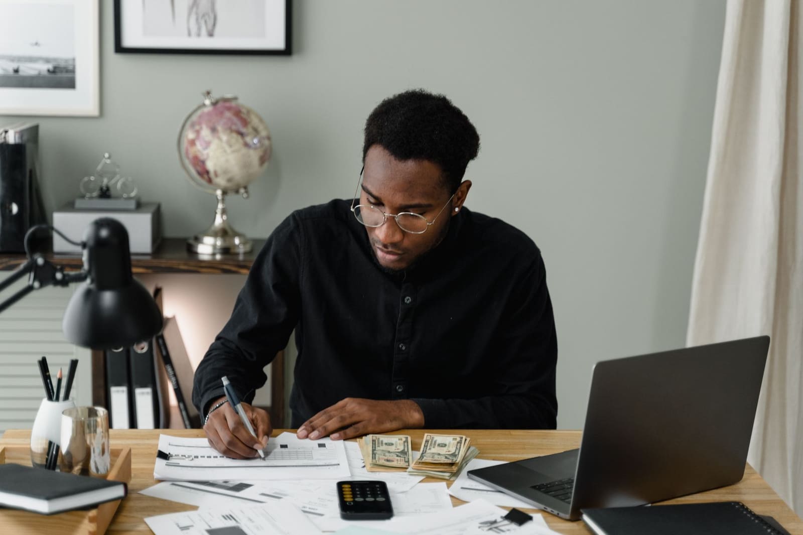 Bureau avec déclaration de fiscalité immobilier, calculatrice et documents fiscaux