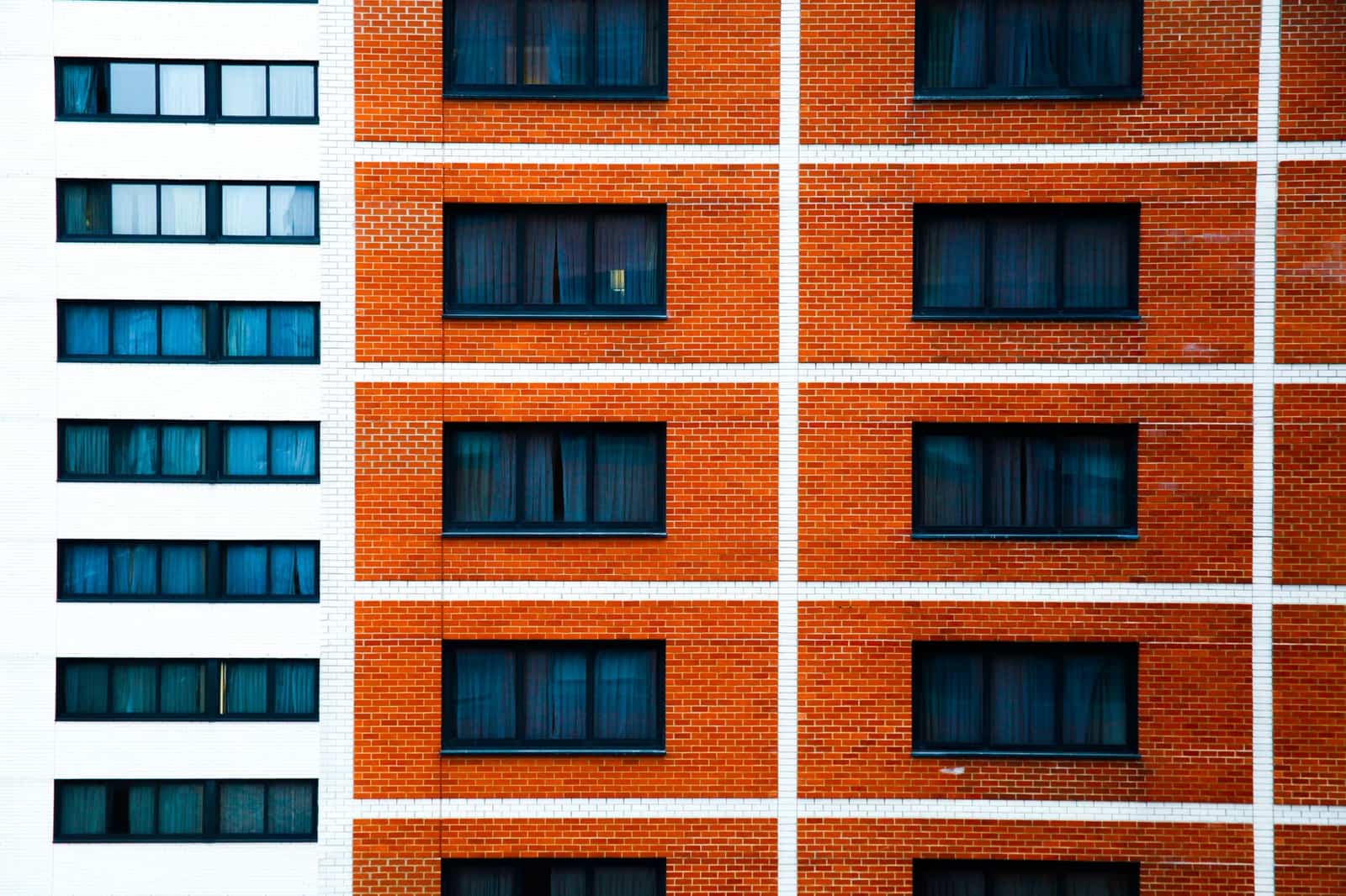 Immeuble résidentiel urbain propice à l'investissement immobilier locatif au lever du soleil